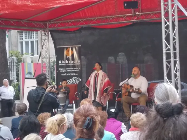 Kulturális utcai rendezvény élőzenével Budapesten