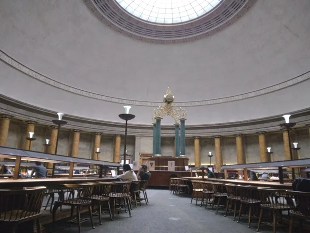 Könyvtári olvasóterem, felnőtt látogatókkal