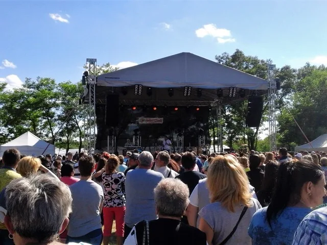 Nyári kulturális fesztivál színpaddal és közönséggel