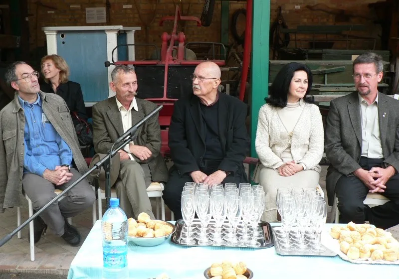 Közművelődési munkatárs szakmai fórumot vezet egy kulturális rendezvényen